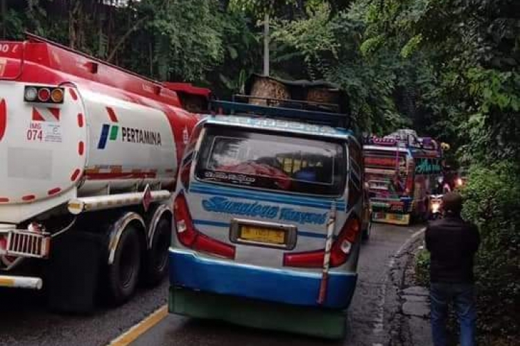 Jalan Lintas Medan-NAD Macet Distribusi BBM dan Bahan Pokok Terganggu