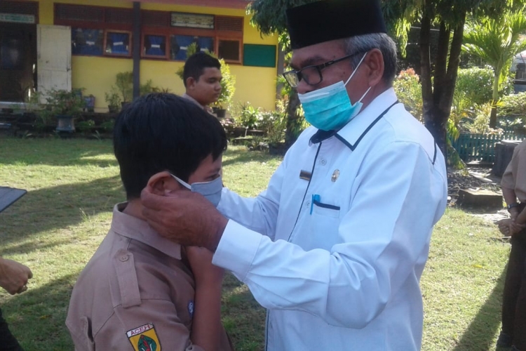 Kadis Dikbud Bireuen Bagikan Masker Secara Simbolis