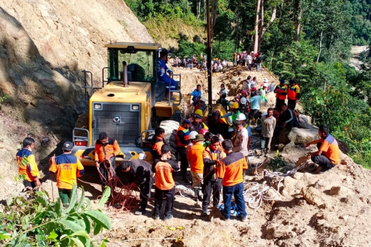 Excavator Beserta Operator Jatuh ke Dasar Sungai Batangtoru