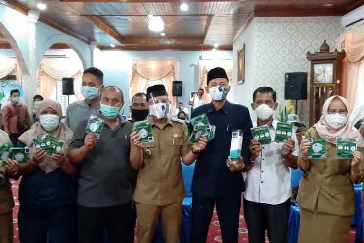 Pemkot Bengkulu Bagikan Alat Penanggulang Covid Untuk Pedagang