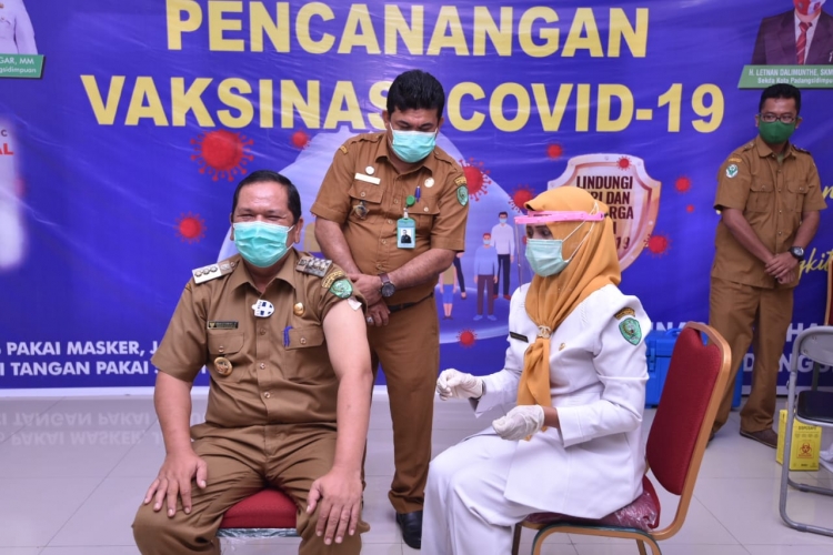 Walikota Padangsidimpuan Jadi yang Pertama Divaksin