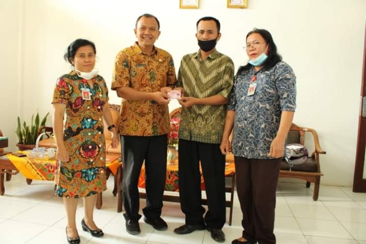 Kepala Sekolah SD Negeri 030280 Sidikalang terima 158 Keping KIA