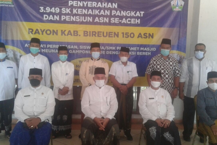 Sekda Aceh Berikan Secara Simbolis SK Kenaikan Pangkat  Dan Pensiun Kepada 152 ASN diBireuen .  Bireuen TuntasOnline.Com  Sekretaris Daerah (Sedak) Aceh, dr Taqwallah MKes, memberikan 152 Aparatur Sipil Negara (ASN) SK kenaikan pangkat eselon IV dan salah satunya diantara mereka pensiun, ASN selama ini yelah bekerja pada sejumlah SKPK dilingkungan Pemerintah Kabupaten Bireuen, maupun di Cabang Dinas Pendidikan.  Penyerahan SK dilakukan  secara simbolis oleh Sekretaris Daerah (Sedak) Aceh, dr Taqwallah MKes