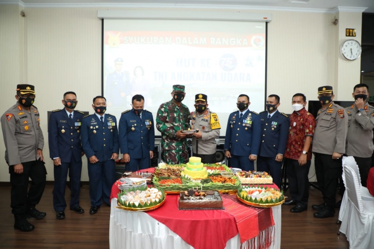 Kapolda Sumut Berikan Suprise Hari Jadi TNI AU ke 75