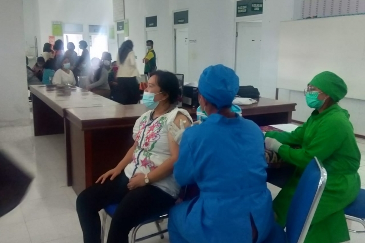 Guru dan Tenaga Kependidikan SMA N 1 Simpang Empat Jalani Vaksinasi