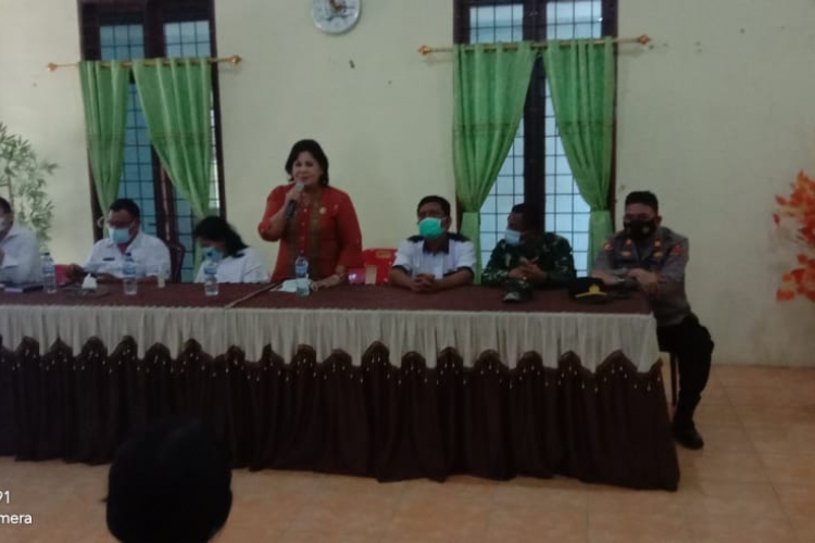 Wabup Karo Serahkan Bantuan Kepada Korban Banjir Lau Baleng