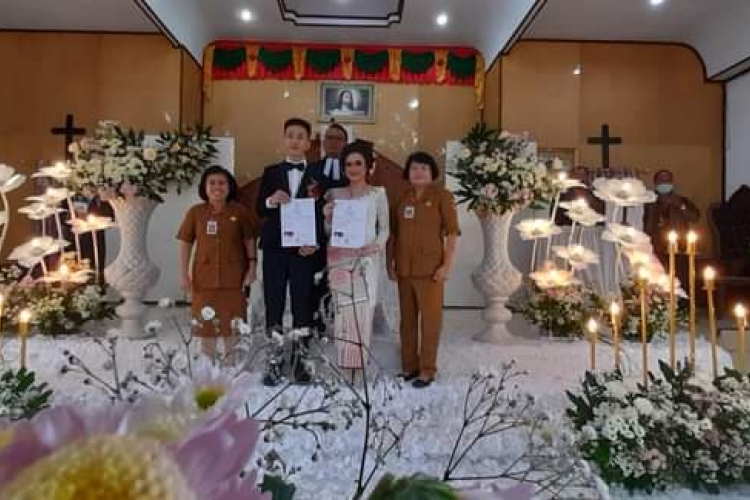 Setelah Pemberkatan Pasangan Pengantin Langsung  Terima Akte Kawin