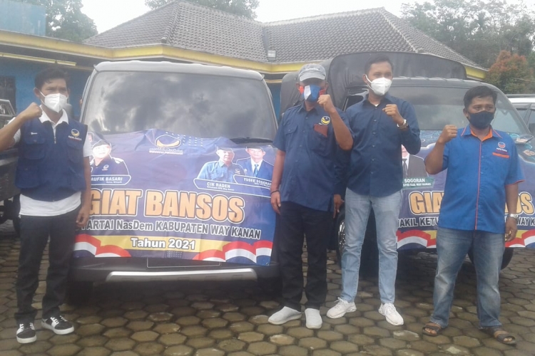 Nasdem Way Kanan Bagikan 1.700 Bingkisan Paket Lebaran