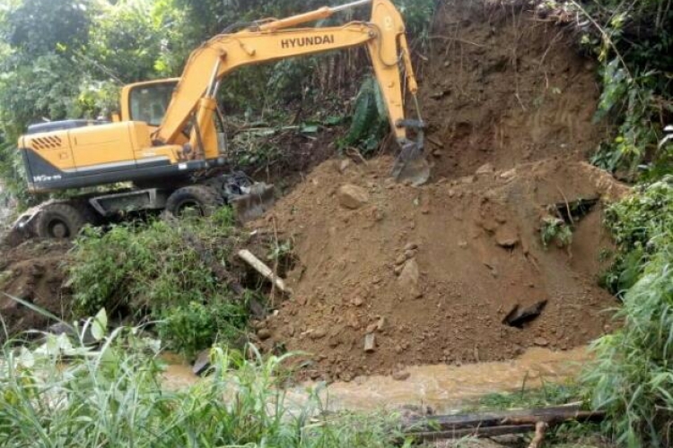 Tangani Longsor Di Desa Sukadame DPUTR Turunkan Alat Berat