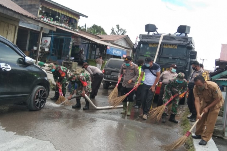 TNI-Polri Bersama Warga Siram Desa yang Terpapar Abu Vulkanik Sinabung