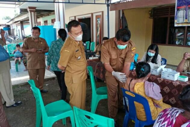Lansia Dan Pelayan Publik Di Kecamatan Siempat Nempu Dapat Vaksinasi Covid-19