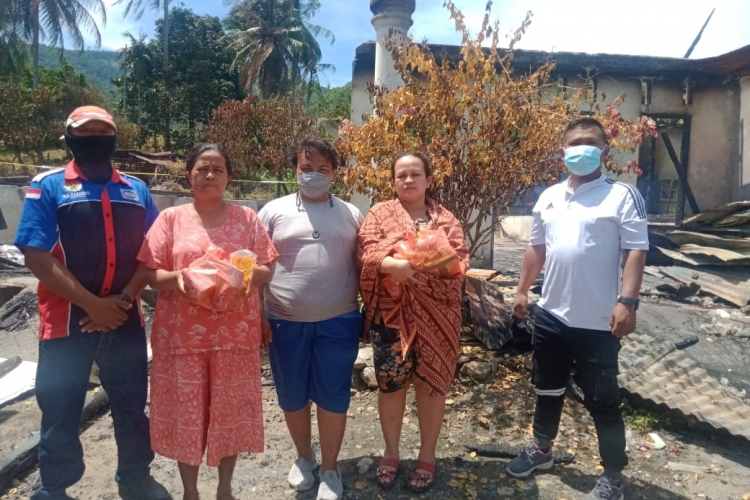 LSM dan Media-Seniman Salurkan Bantuan Sembako Bagi Korban Kebakaran Lau Kasumpat