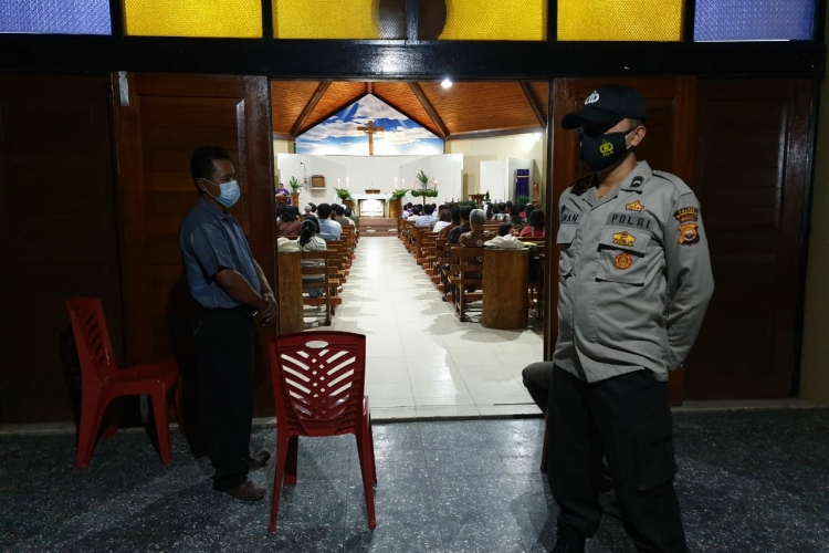 Turunkan Personil Amankan Gereja Kapolres RL Ingatkan Disiplin Prokes
