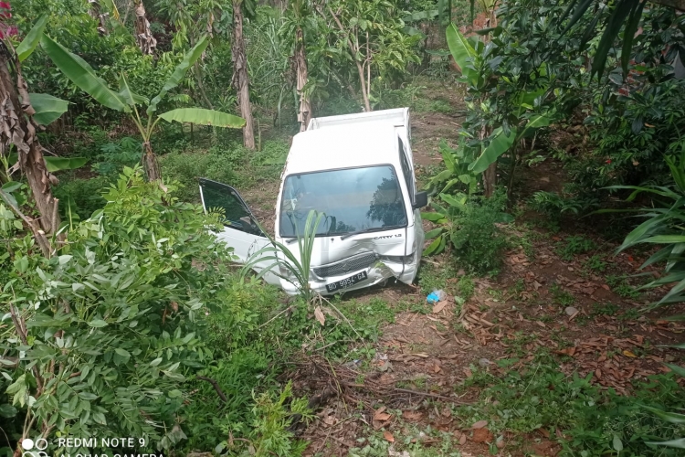 Supir Alami Kaki Keram Pickup Masuk Jurang