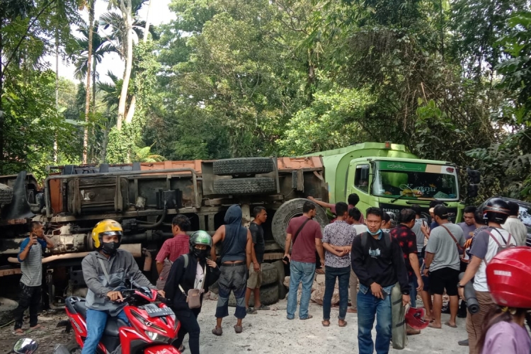 Truk Terbalik di Kawasan Tirtanadi Sembahe
