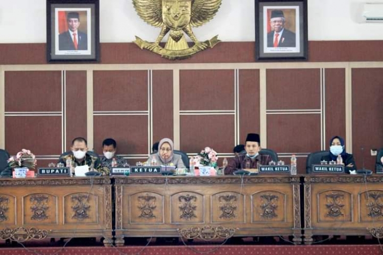 Bupati dan Wabup Labuhanbatu Hadiri Laporan Pembahasan Ranperda Pemilihan Kades