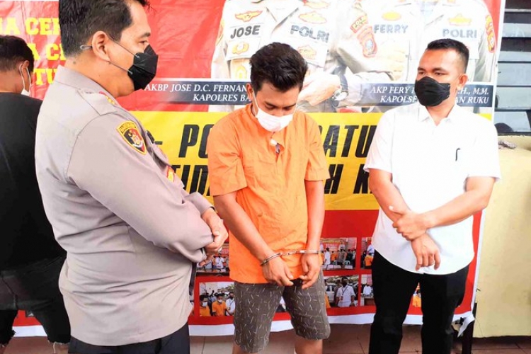 Kapolsek Labuhan Ruku Saat Memaparkan Kronologis Kejadian Saat Jumpa Pers (Foto : Zulfauzan)
