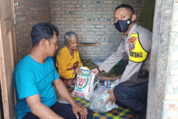 Personel Polsek Indrapura memberikan bantuan kepada warga korban kebakaran (Foto : Humas Polres BB)