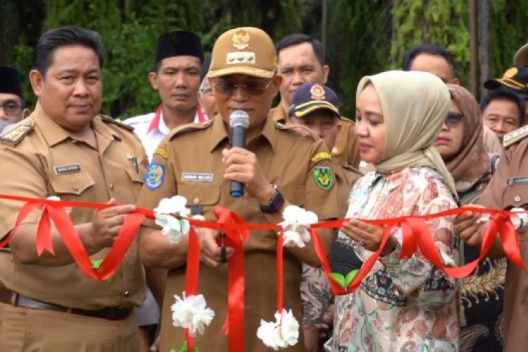 Bupati Bengkulu Selatan Meresmikan Pasar Tradisional Desa Padang Tambak ( foto : MC BS )