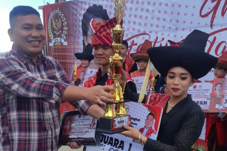 Pembagian Piala dan Hadiah Bagi Para Juara (Foto : Rekro)