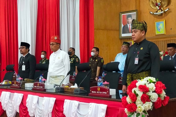 Ketua DPRD Batu Bara bersama Wabup Oky mengikuti rapat paripurna istimewa(foto/Istimewa)