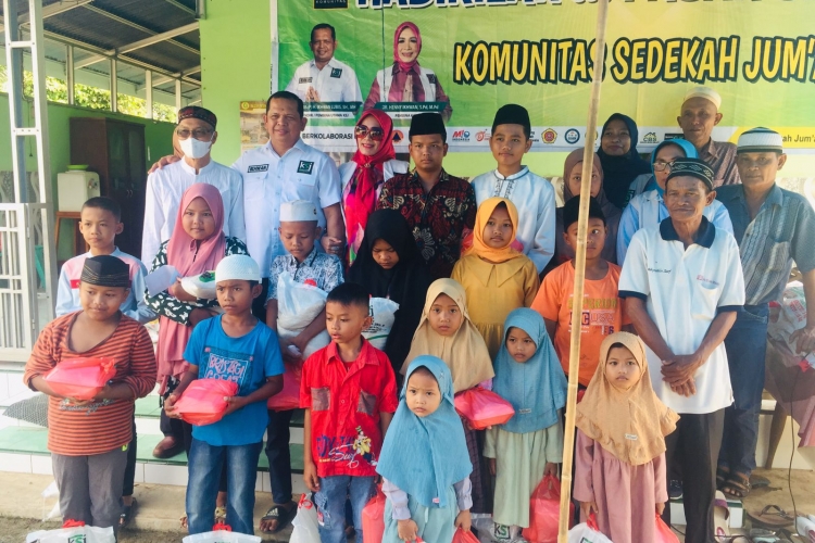Pembina KSJ Ikhwan Lubis foto bersama dengan anak yatim di Desa Tanah Gambus (foto/ Zulfauzan)
