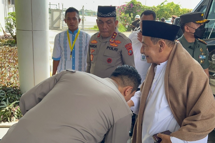 Kapolresta DS Dampingi Kapolda Sumut Antar Keberangkatan Watimpres