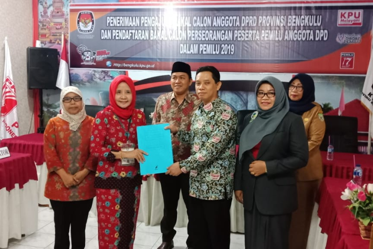 Ita Jamil Mendaftarkan Diri Ke KPU Ita Jamil Mendaftarkan Diri Ke KPU