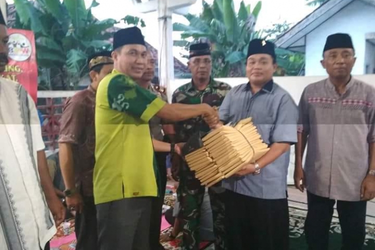 Bupati Tuba Memberikan Bantuan