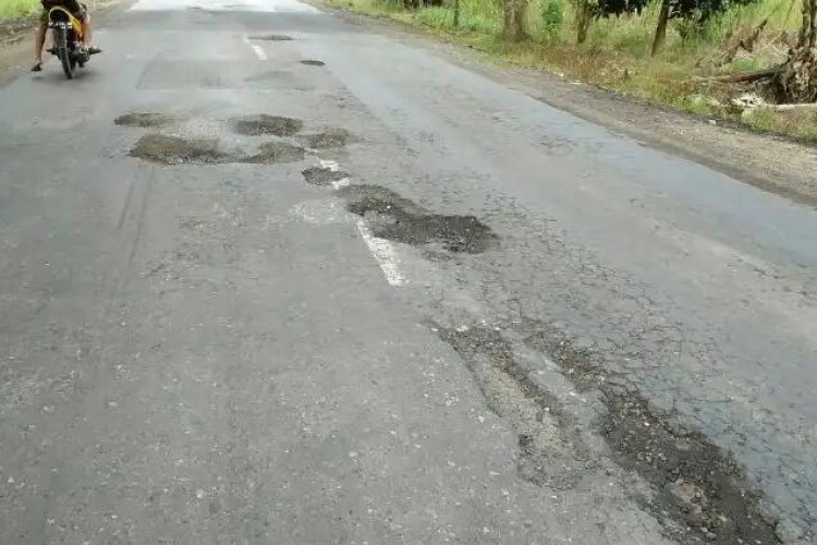 Kondisi jalan yang penuh dengan lobang