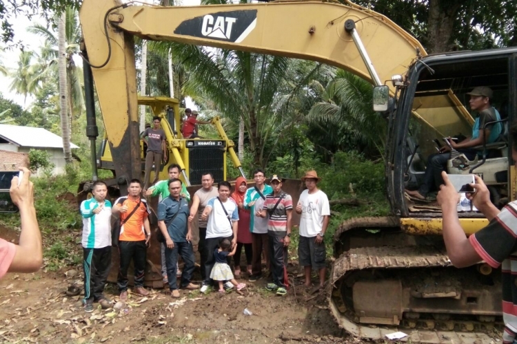 Kades Foto bersama dengan warga