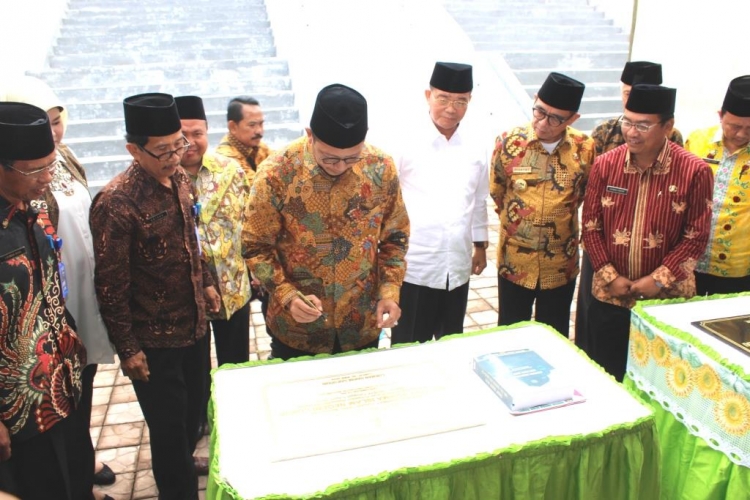 Menag RI Lukman Hakim Saifuddin menandatangani Prasasti