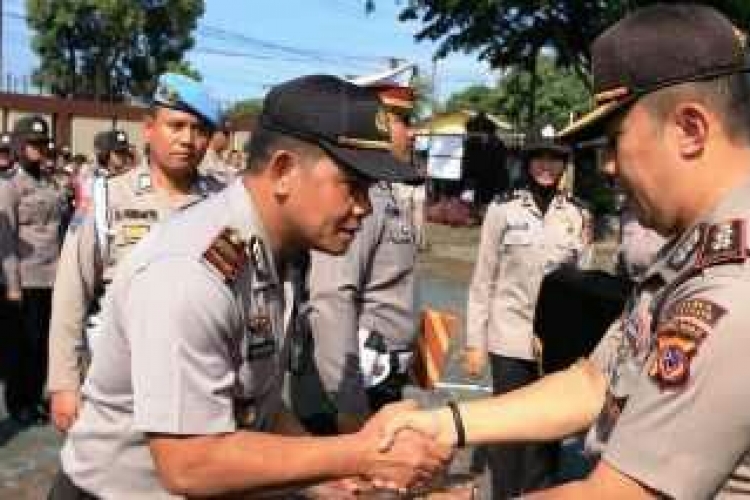 Foto Kapolres memberikan Penghargaan ke Anggota 