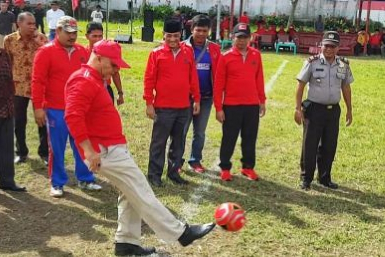 Bupati Aceh Tengah Saat Melakukan Tendangan Perdana 
