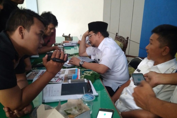 Kadis PU Saat diwawancarai Awak Media