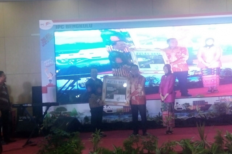 Penyerahan kenang-kenangan Oleh GM Pelindo yang lama Drajad