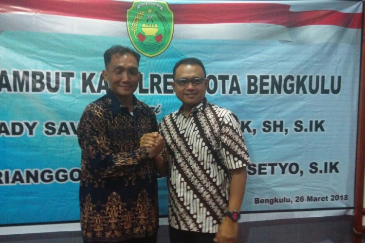 Mantan Kapolres Kota Bengkulu AKBP Ady Savart (Kemeja Coklat Hitam) Bersama Kapolres Baru AKBP Prianggodo Heru Bersalaman Keakraban 