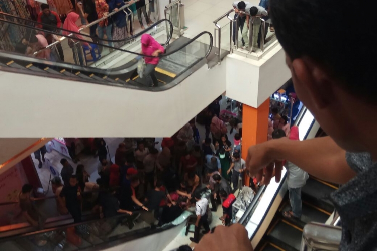 Tampak Balita yang terjepit di salah satu eskalator Mega mall