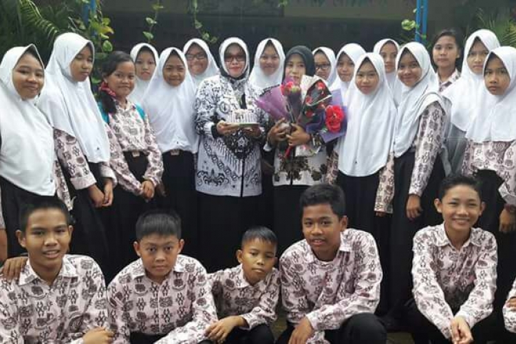 Tampak Dewan Guru serta Murid SDN 18 Kota Bengkulu Foto Bersama