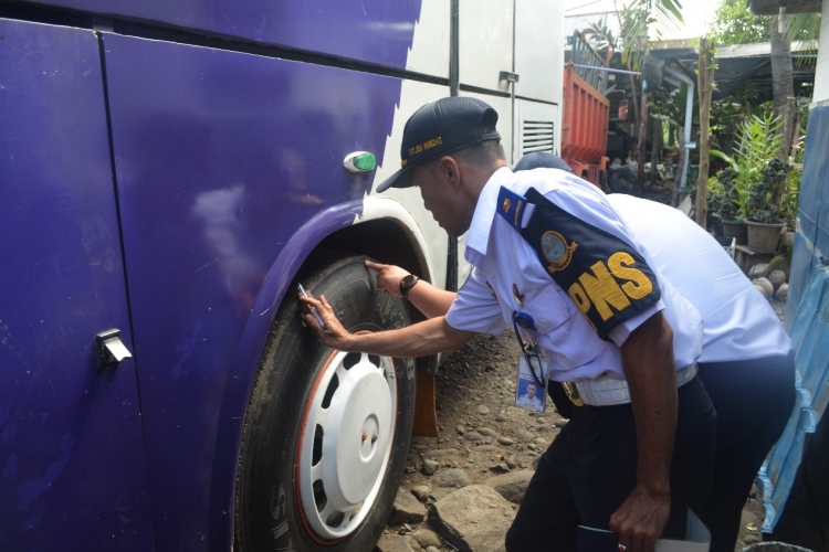 Tampak Pihak Dishub Melakukan Pengecekan