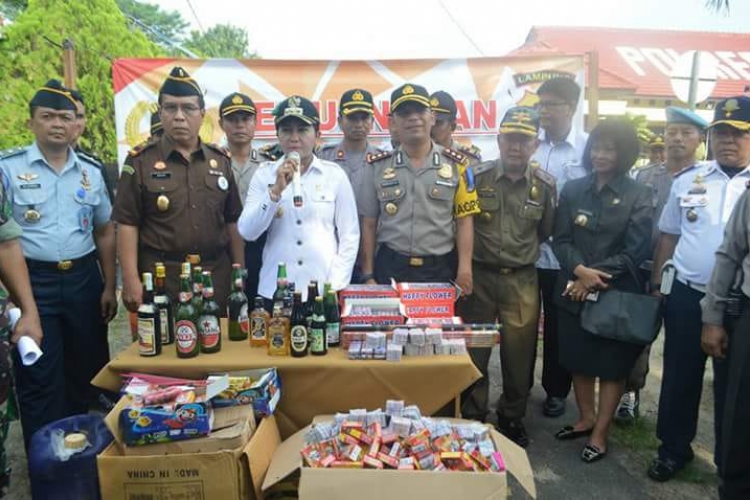 Mapolres Tuba Memusnahkan Miras yang di hadiri Bupati 
