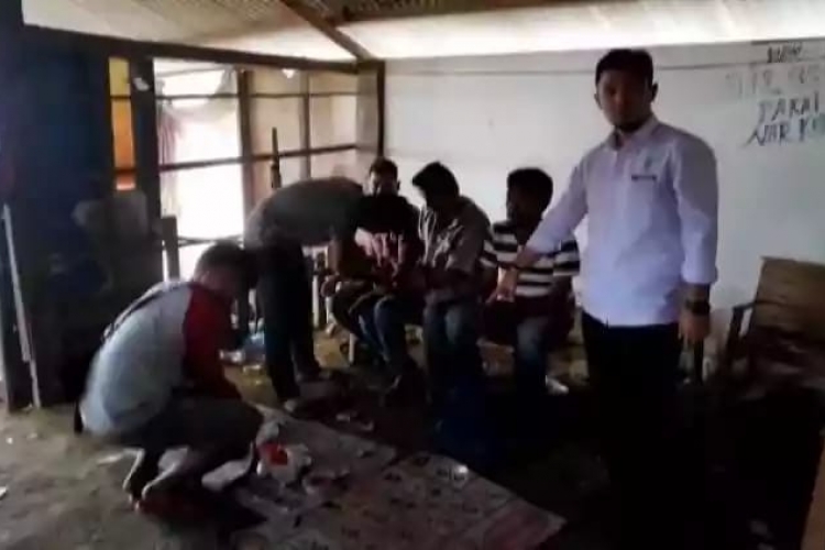 Pelaku perjudian saat ditangkap oleh aparat