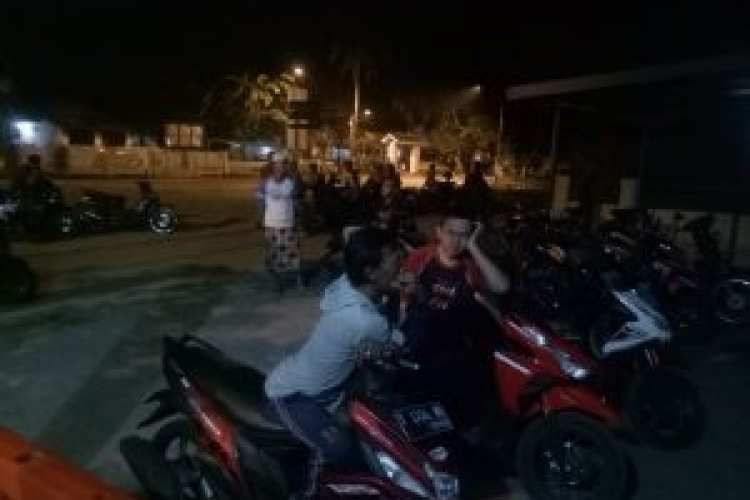 Tampak Orang Tua siswa Saat mendatangi Polsek