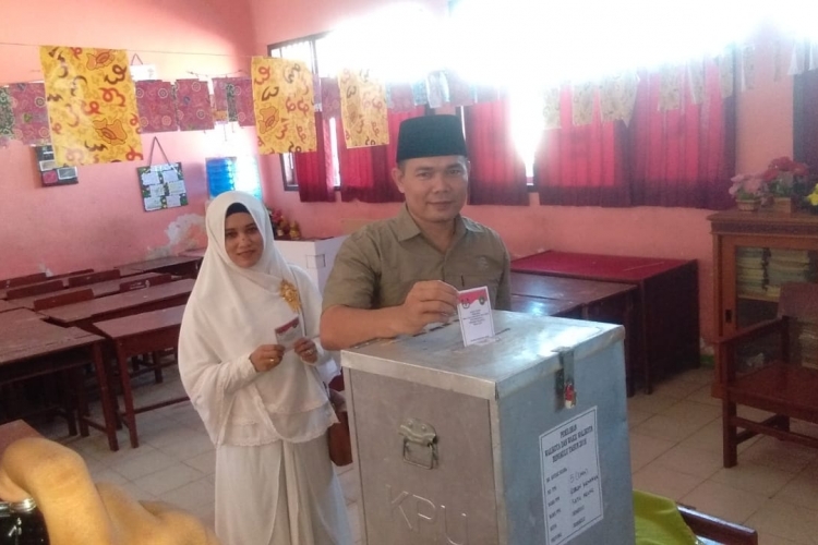David Calon Wali Kota Bengkulu mencoblos di TPS 5