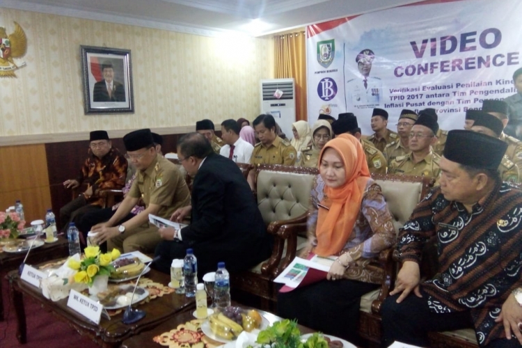 Tampak PLT Gubernur Bengkulu Rohidin Mersyah menghadiri Vidcon
