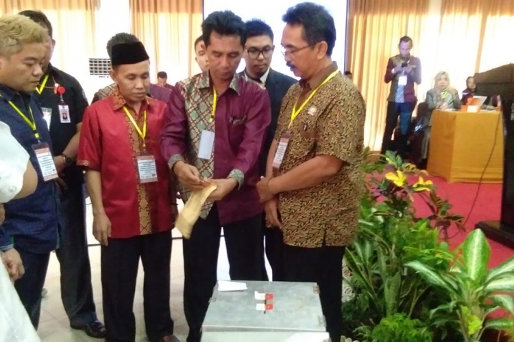 Tampak Komisioner KPU Kota Bengkulu Membuka Kotak Suara