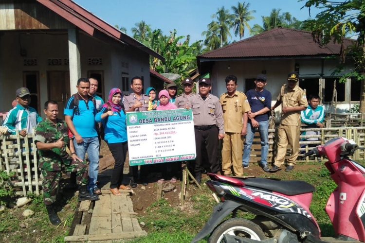 Tampak Kades dan Perangkat Desa serta Pihak Kepolisian melakukan Titik Nol