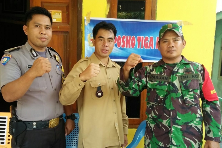 Kades,TNI,Polisi berfoto bersama 