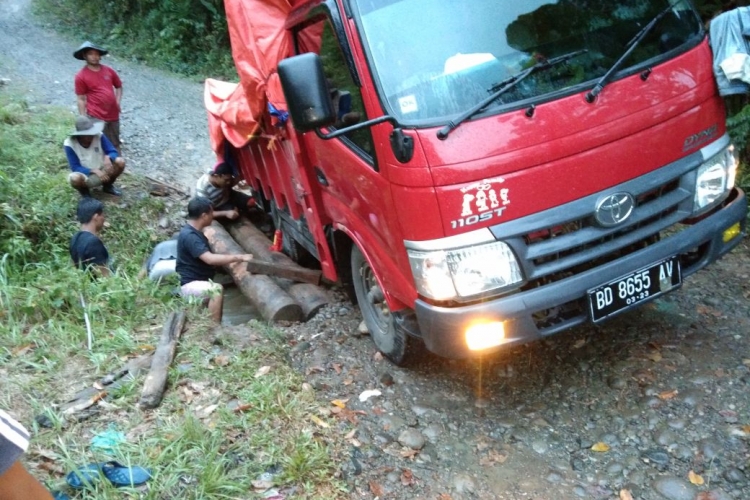 Mobil Terperosok Akibat Jalan Rusak