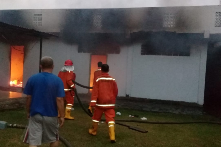 Tampak Api Sedang Melahap 3 Unit Kos